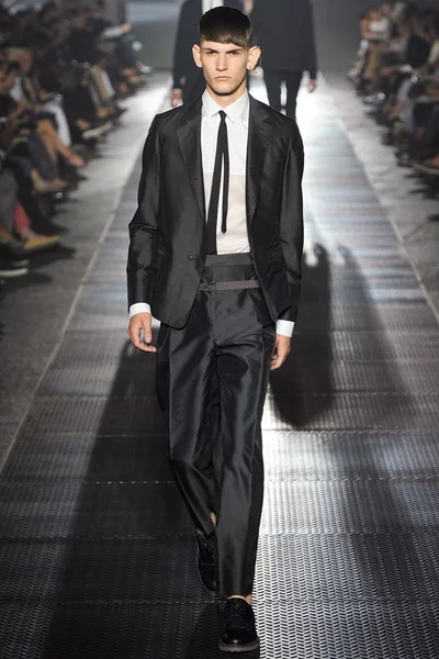 Look 10